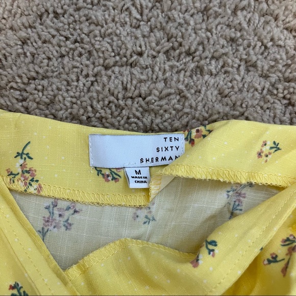Floral yellow wrap skirt size medium - Picture 2 of 2
